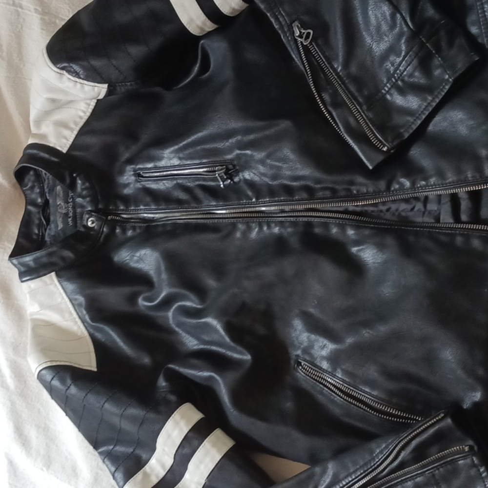 Wilson cycle Moto jacket. BLACK AND WHITE. Striped sleeves. ZIPPER CLOSURE. MED.